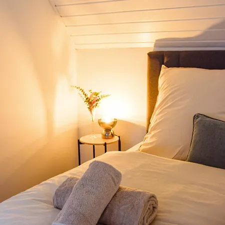 Leonidas - Ihr Feines 2 Schlafzimmer In Der Innenstadt Apartamento