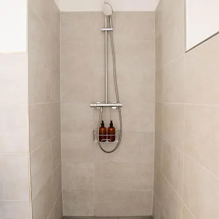 Leonidas - Ihr Feines 2 Schlafzimmer In Der Innenstadt Apartamento